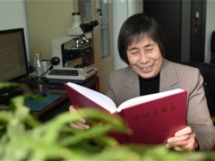 坐公交、拎布袋去領(lǐng)獎(jiǎng)，她是真菌界最美“玫瑰” ()