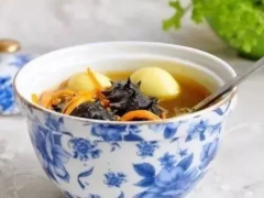 蟲草菇海參濃湯，香濃誘人！ ()